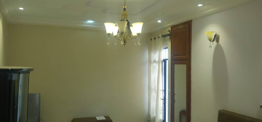 Studio duplex meublé à Odza Yaoundé avec décoration africaine