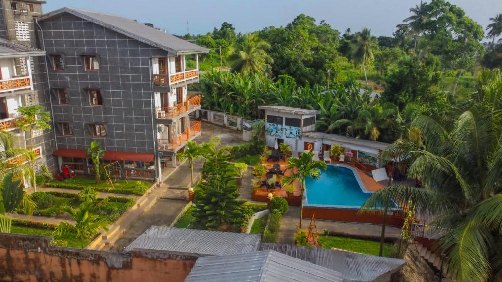 Résidence meublée en bord de mer à Kribi avec piscine et vue sur l’océan