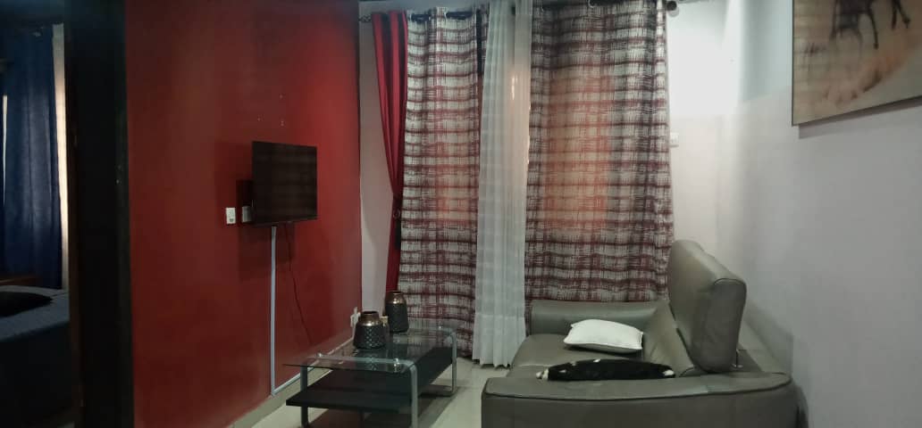 Studio duplex meublé à Odza Yaoundé avec décoration africaine