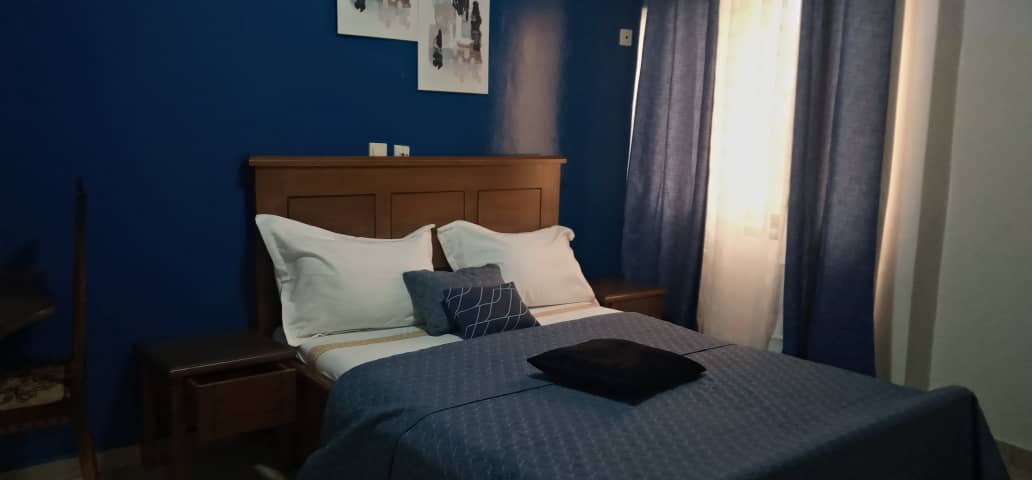 Studio duplex meublé à Odza Yaoundé avec décoration africaine