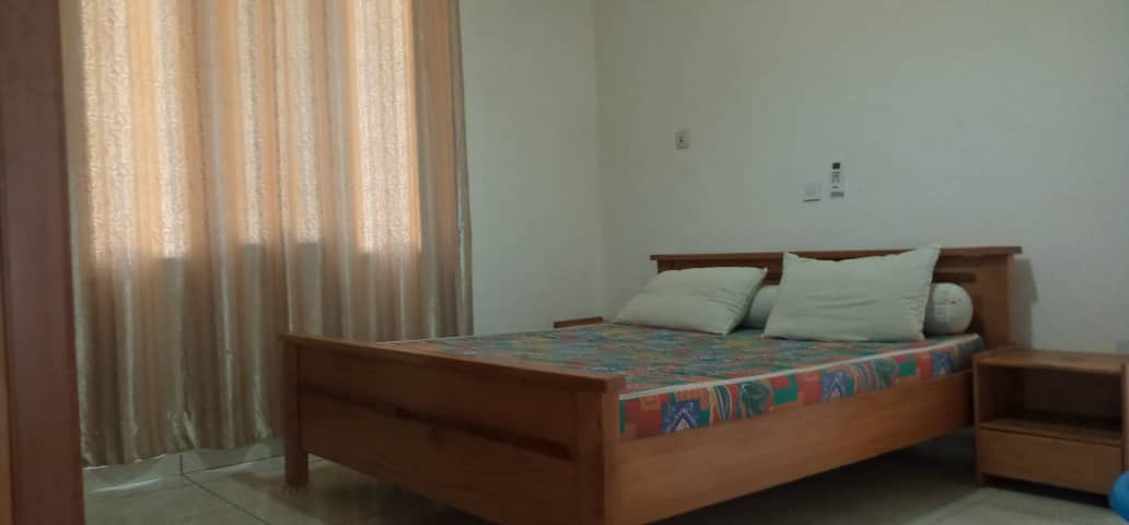 Studio duplex meublé à Odza Yaoundé avec décoration africaine