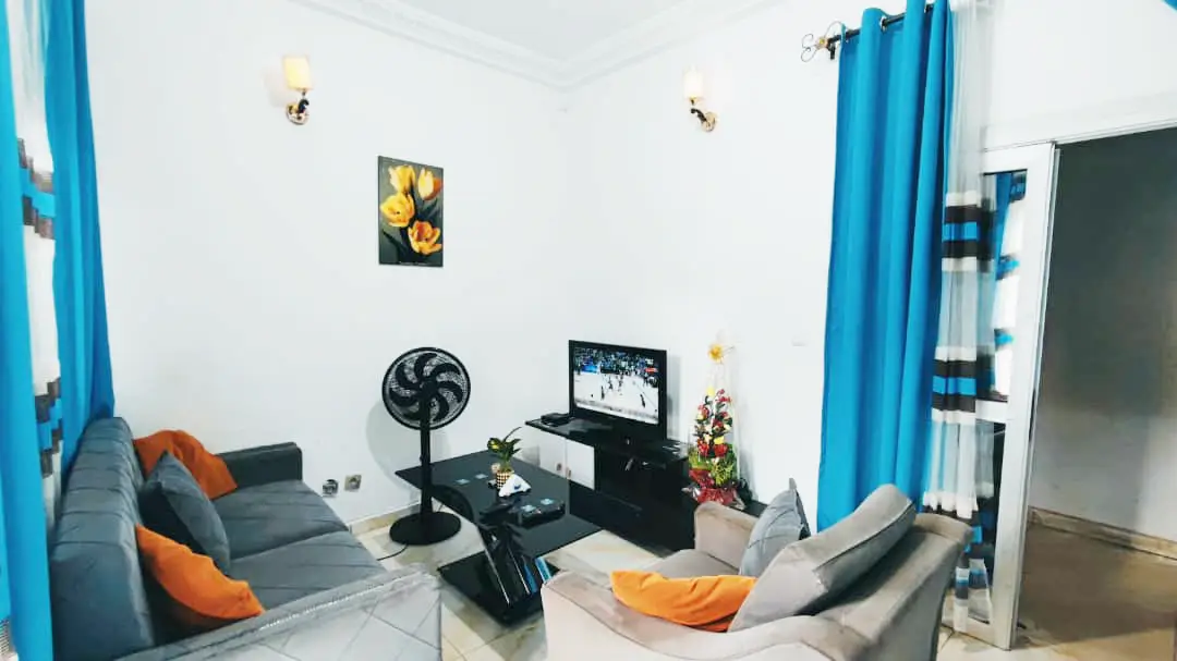 Studio meublé à Biyem-Assi rond-point Express avec balcon