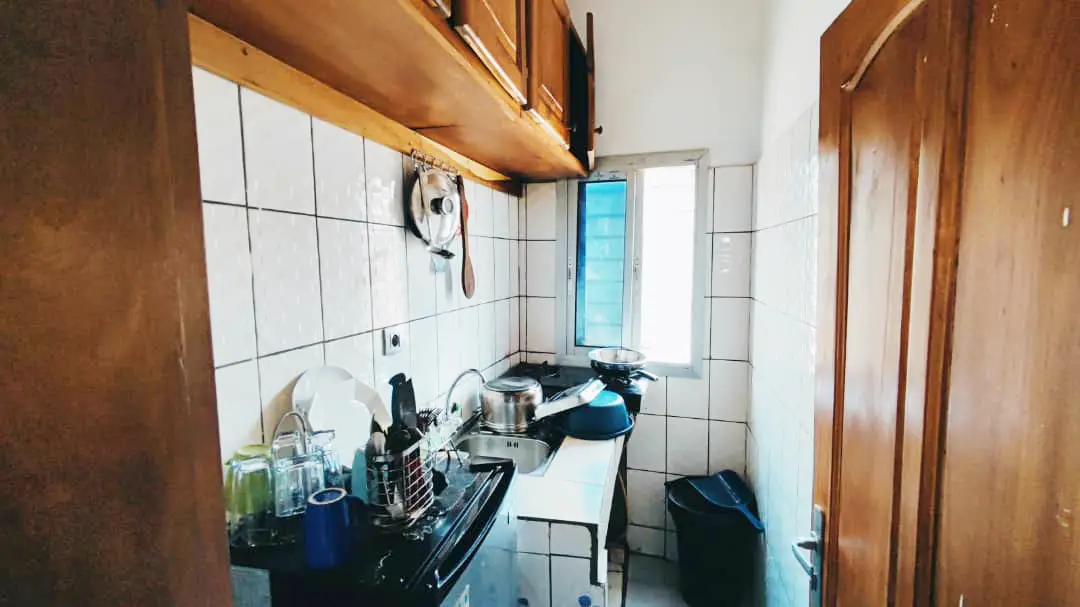 Studio meublé à Biyem-Assi rond-point Express avec balcon