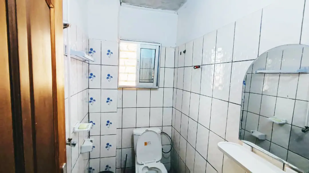 Studio meublé à Biyem-Assi rond-point Express avec balcon