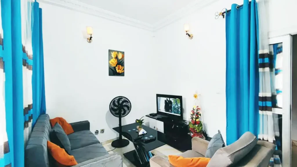 Studio meublé à Biyem-Assi rond-point Express avec balcon