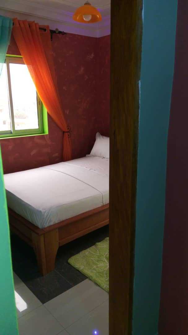 Studio meublé à Douala PK11 proche Ndokotti avec salon climatisé