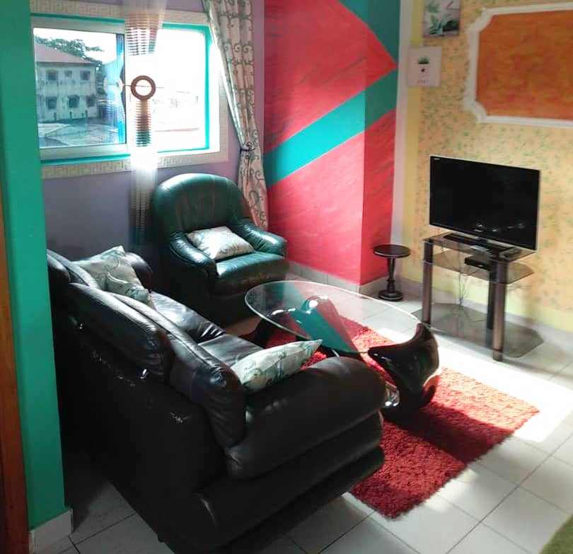 Studio meublé à Douala PK11 proche Ndokotti avec salon climatisé