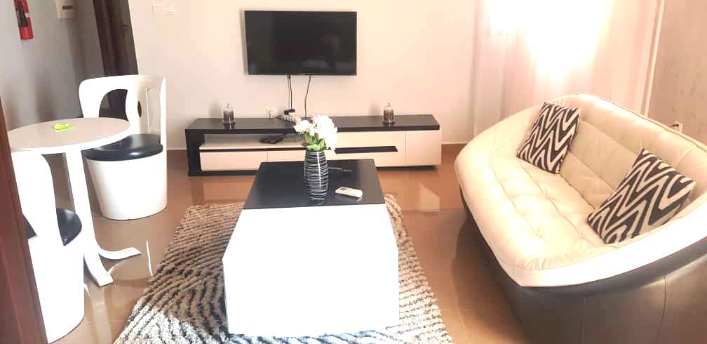 Chambre meublée moderne à Bastos Yaoundé proche supermarché Casino