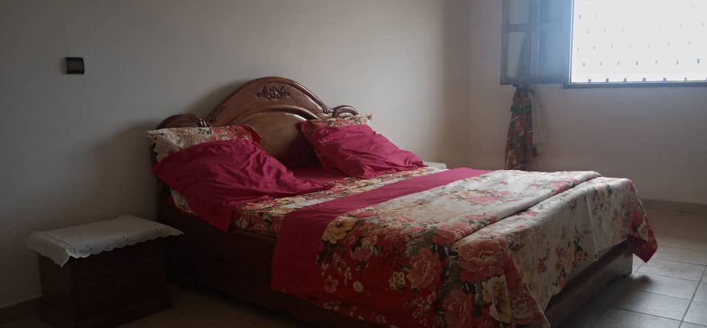 Studio duplex meublé à Odza Yaoundé avec décoration africaine