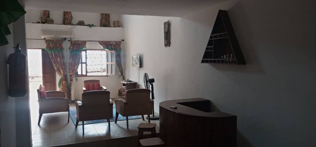 Studio duplex meublé à Odza Yaoundé avec décoration africaine
