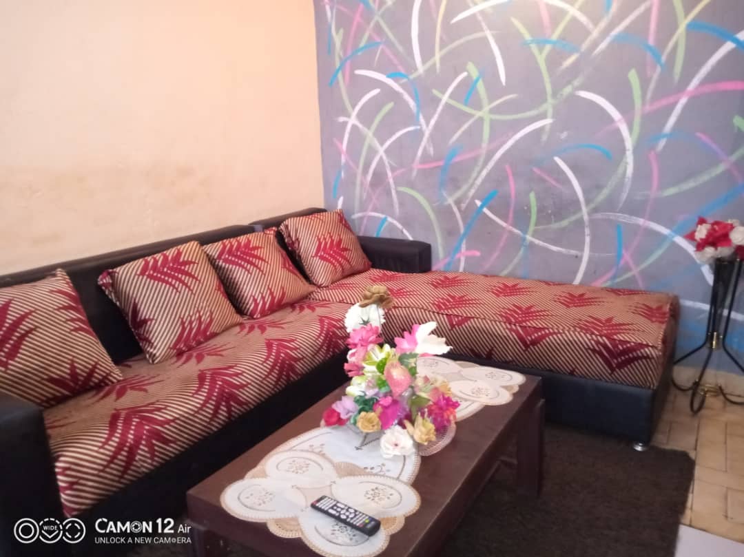 Studio meublé à Biyem-Assi rond-point Express avec balcon