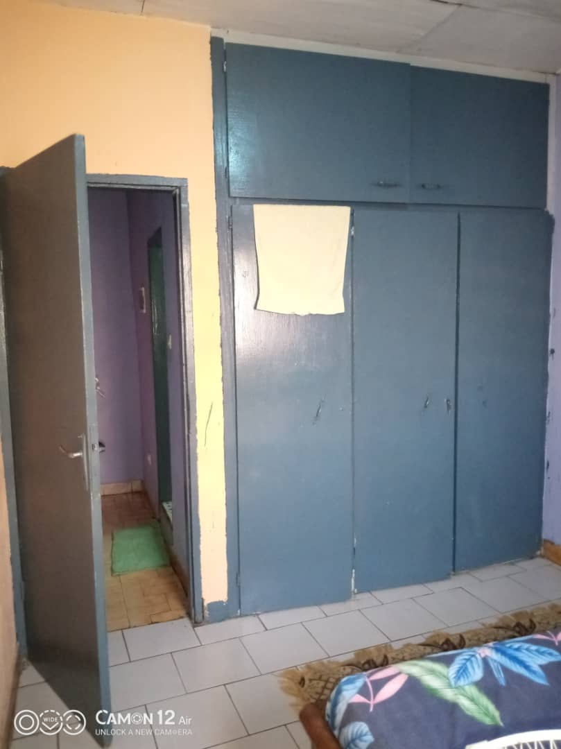 Studio meublé à Biyem-Assi rond-point Express avec balcon