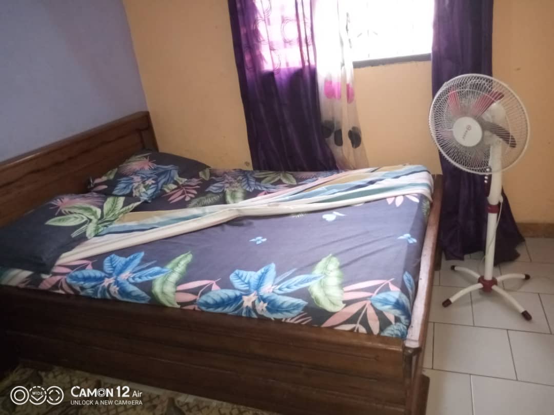 Studio meublé à Biyem-Assi rond-point Express avec balcon