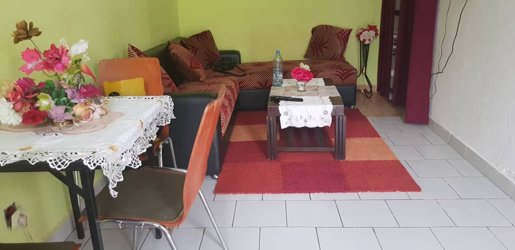Studio meublé à Simeyong Yaoundé avec salon et cuisine équipée