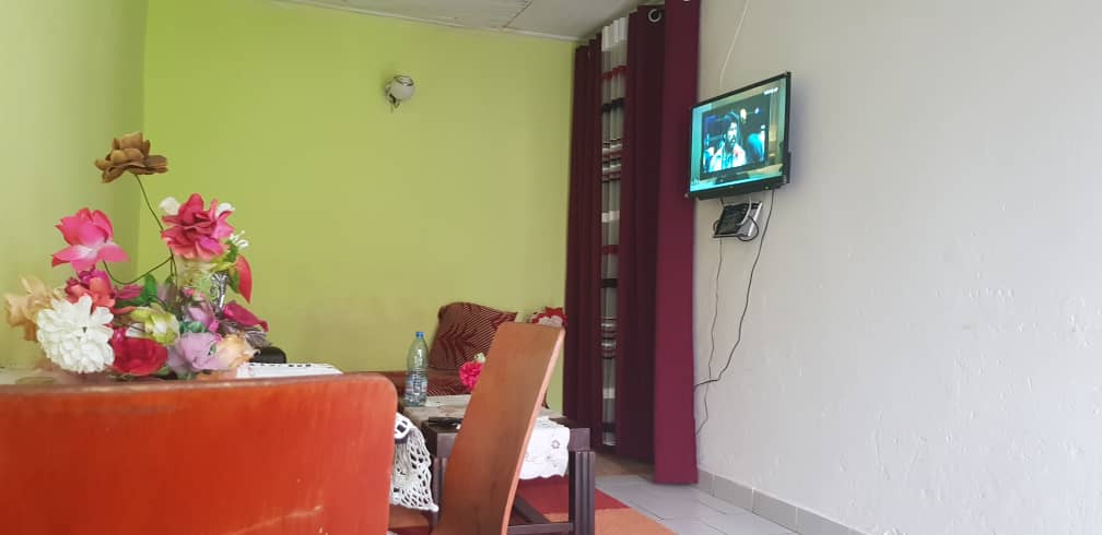 Studio meublé à Biyem-Assi rond-point Express avec balcon