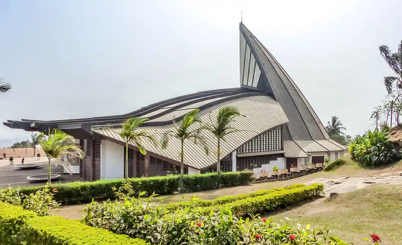 Basilique mineure Mvolyé Yaoundé architecture futuriste Cameroun