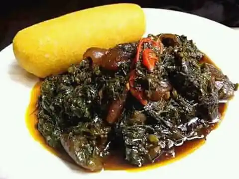 Eru water fufu plat traditionnel Sud-Ouest Cameroun Limbé Buea