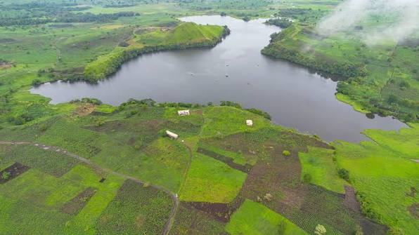 Lac Monoun Cameroun paysage volcanique paisible"