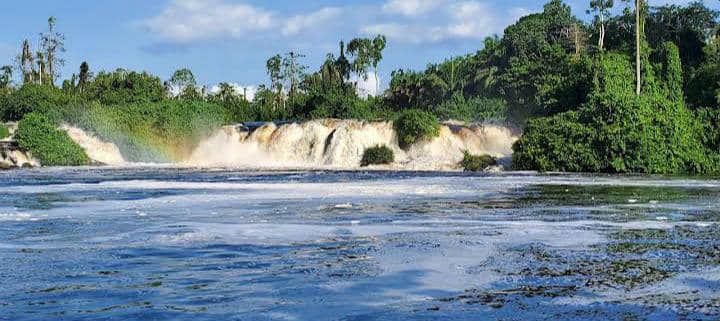 Chutes de la Lobé plongent dans l'Atlantique Kribi Sud Cameroun