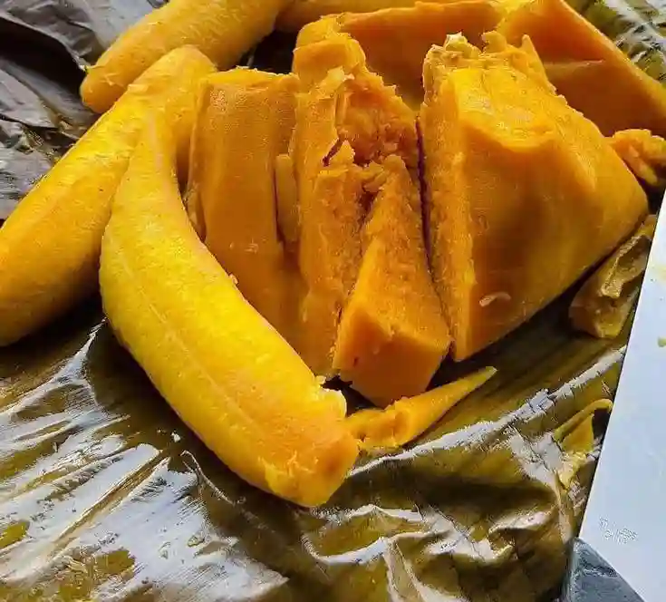 plat de koki dans les feuilles de bananier