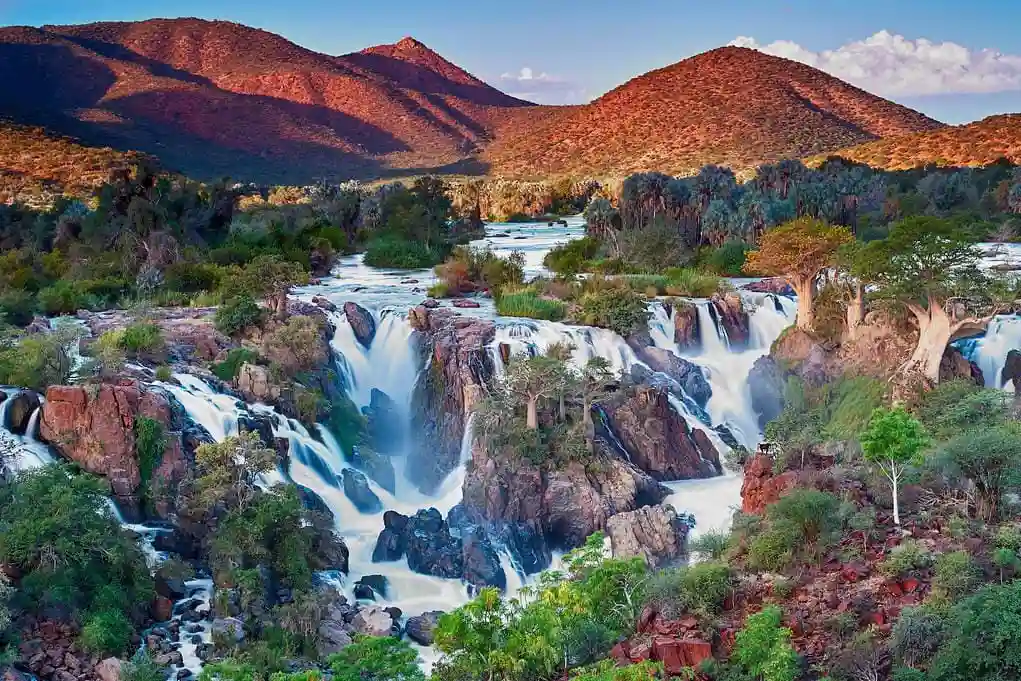 Spectaculaires chutes d'eau en Namibie