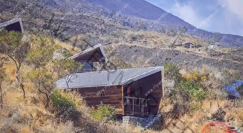 Maisonnette refuge Mont Cameroun énergie solaire écotourisme Buea