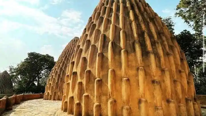 Vue aérienne et espaces de vie au Tagidor de Bangou au Cameroun