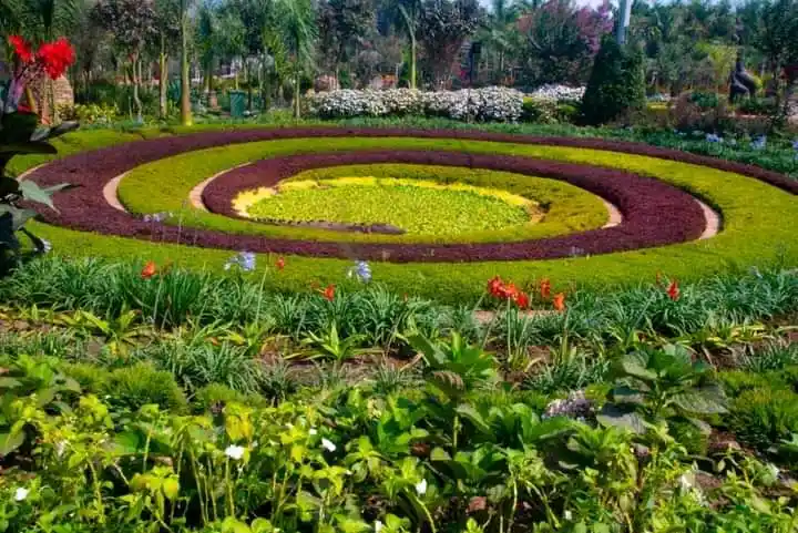 Vue aérienne et espaces de vie au Tagidor de Bangou au Cameroun