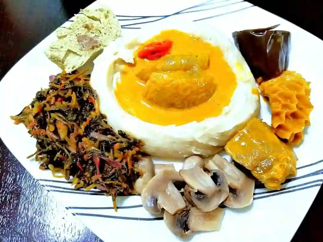 Taro pilé sauce jaune plat traditionnel chefferie Ouest Cameroun
