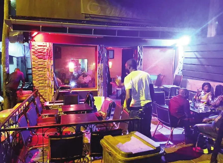 Buvette bar quartier Yaoundé ambiance camerounaise sortie
