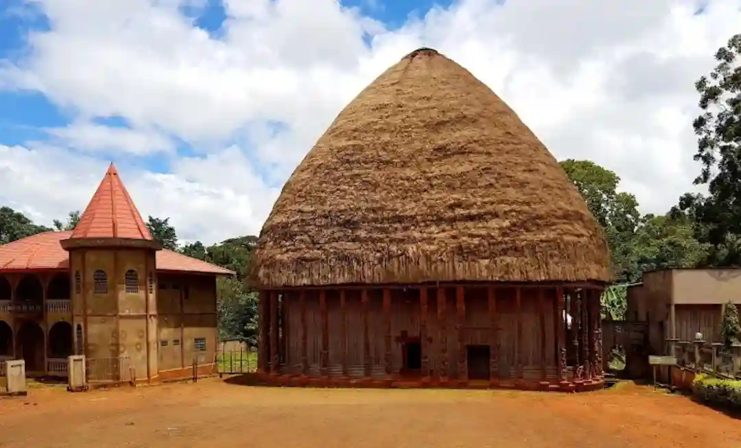 Chefferie Bandjoun musée royal 600 objets culture bamiléké Cameroun