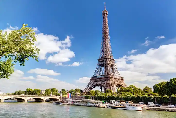 Tour Eiffel Paris France destination voyage Camerounais