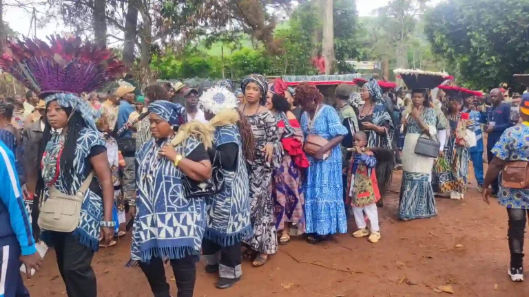 Danseurs costumes funérailles bamilékées Ouest Cameroun