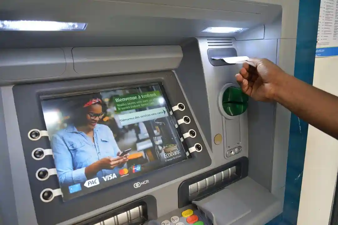 Distributeur automatique billets banque Cameroun retrait argent