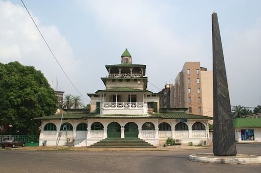 Pagode Roi Manga Bell Bonanjo monument historique Douala Cameroun