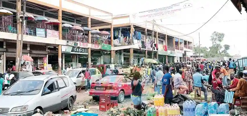 Marché Mokolo couloirs animation Yaoundé Cameroun