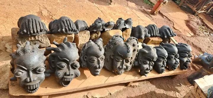 masques en metal en pays bamileke