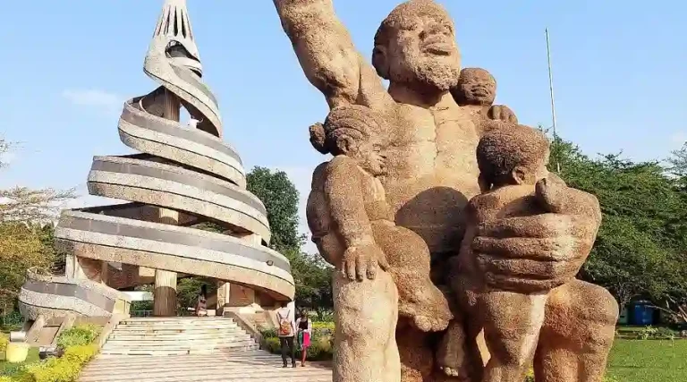 Monument de la Réunification 1972 Yaoundé histoire Cameroun