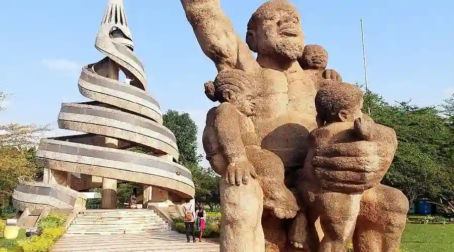 Monument de la Réunification 1972 Yaoundé histoire Cameroun