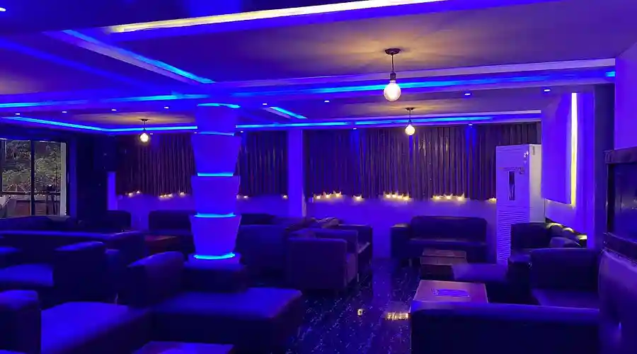 Bar dancing snack quartier Douala nuit ambiance camerounaise