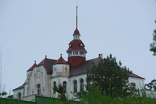 Architecture bavaroise château Schloss Buea toit rouge bordeaux Cameroun