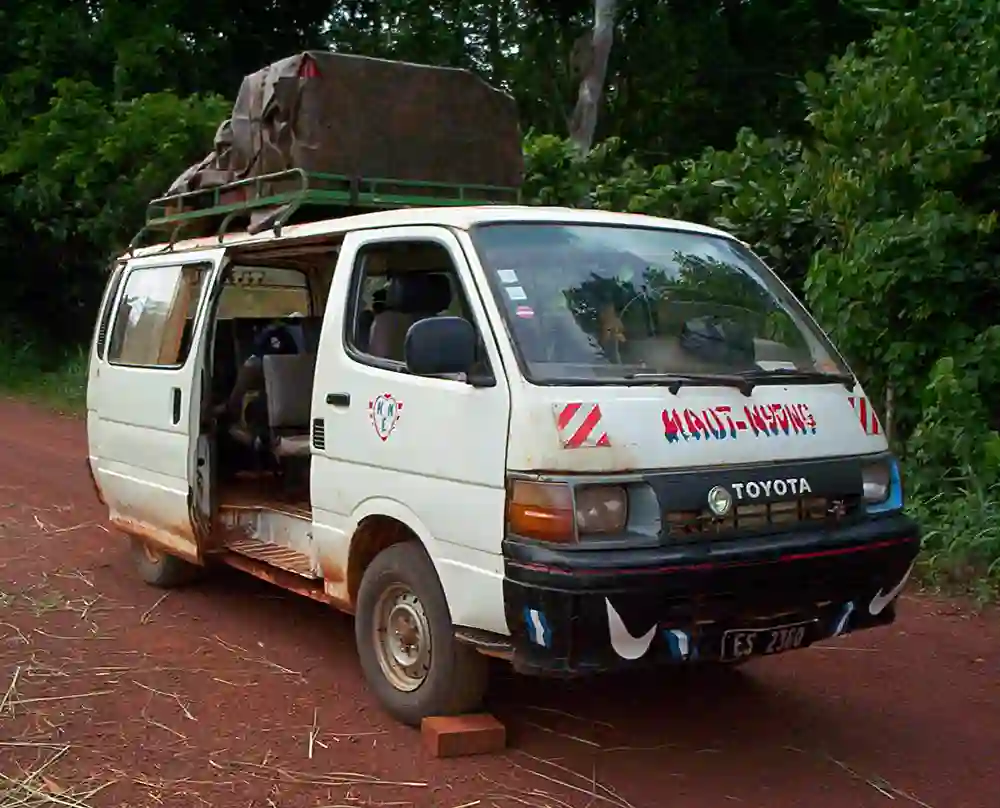 Taxi-brousse route arrière-pays Cameroun transport interurbain
