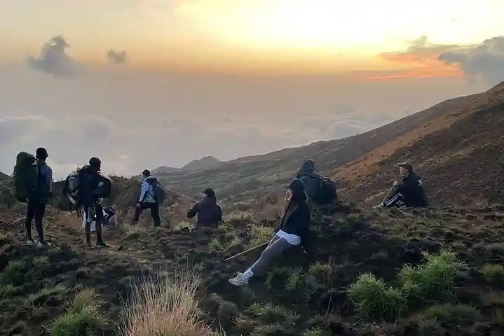 Randonneurs sentier volcanique Mont Cameroun bâton marche Buea