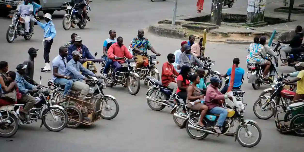 Bend-skin moto taxi rue ville Cameroun transport urbain